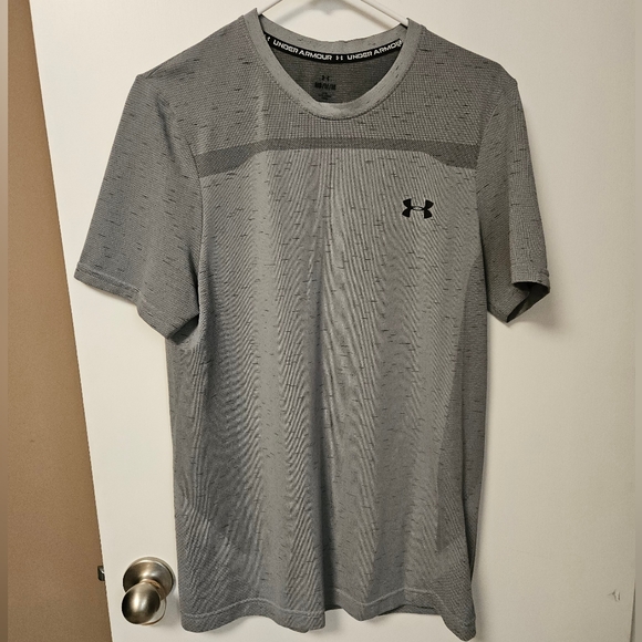 2 Pack - Under Armour Seamless Shirts - Picture 4 of 5